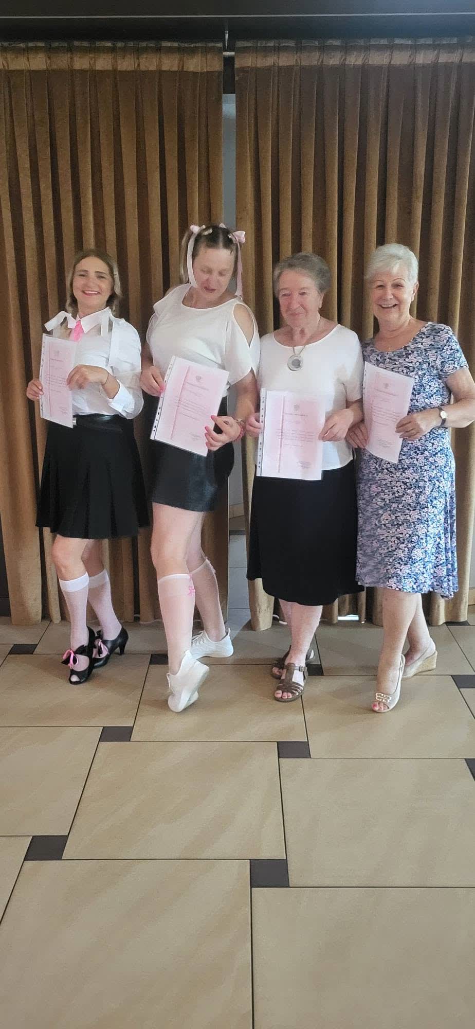 Amazonki z dyplomami na zabawie Zakończenie roku szkolnego